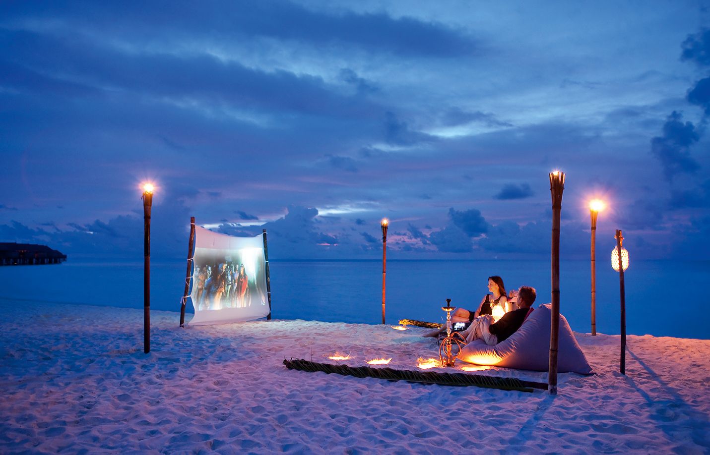 سینمای ساحلی بر روی ساحل شن سفید مالدیو در هتل کوکوبودهو در ویژه زوج های جوان